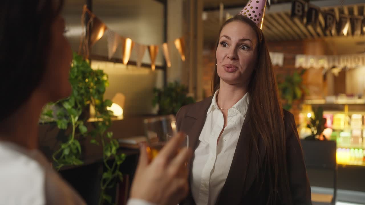 celebración de cumpleaños en la oficina