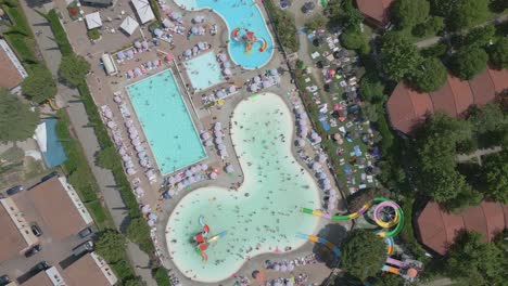 vista de pájaros drone disparó piscinas al aire libre en un día caluroso de verano