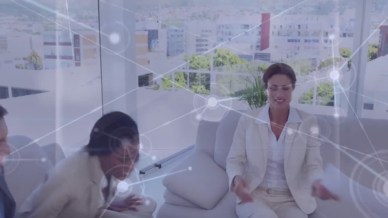 사무실에서 다양한 사업가들과의 아이콘과의 연결 네트워크의 애니메이션