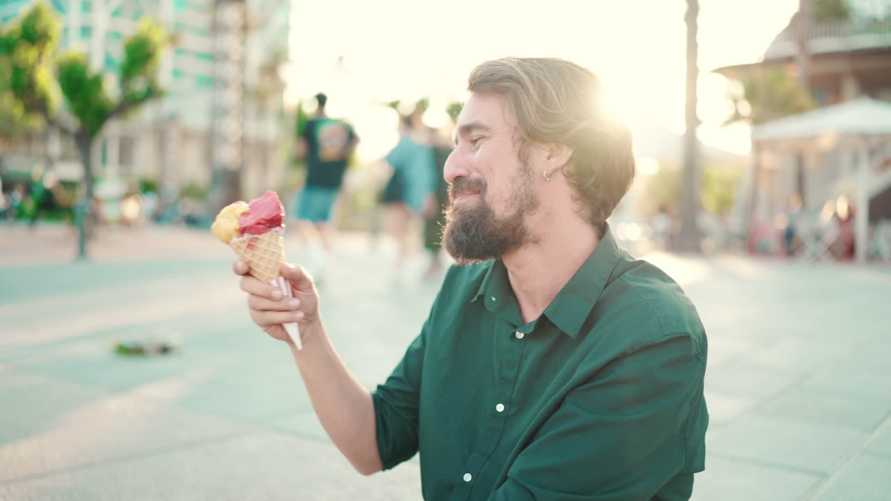 Hombre comiendo helado en la calle