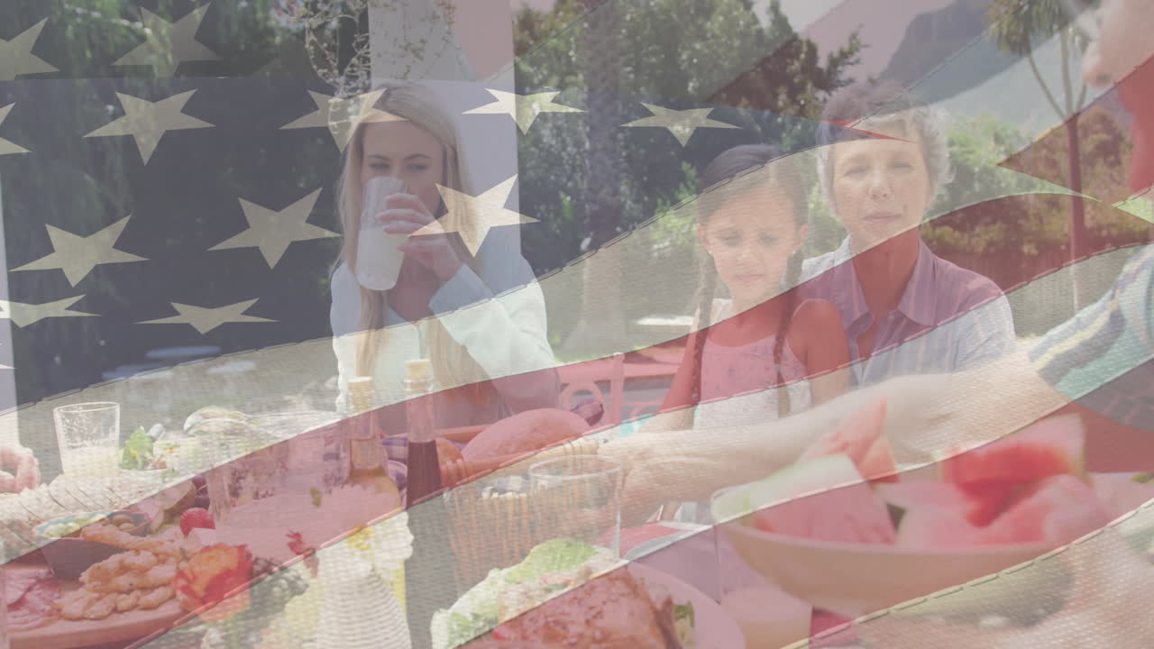 анимация американского флага над счастливой кавказской семьей, обедающей и разговаривающей