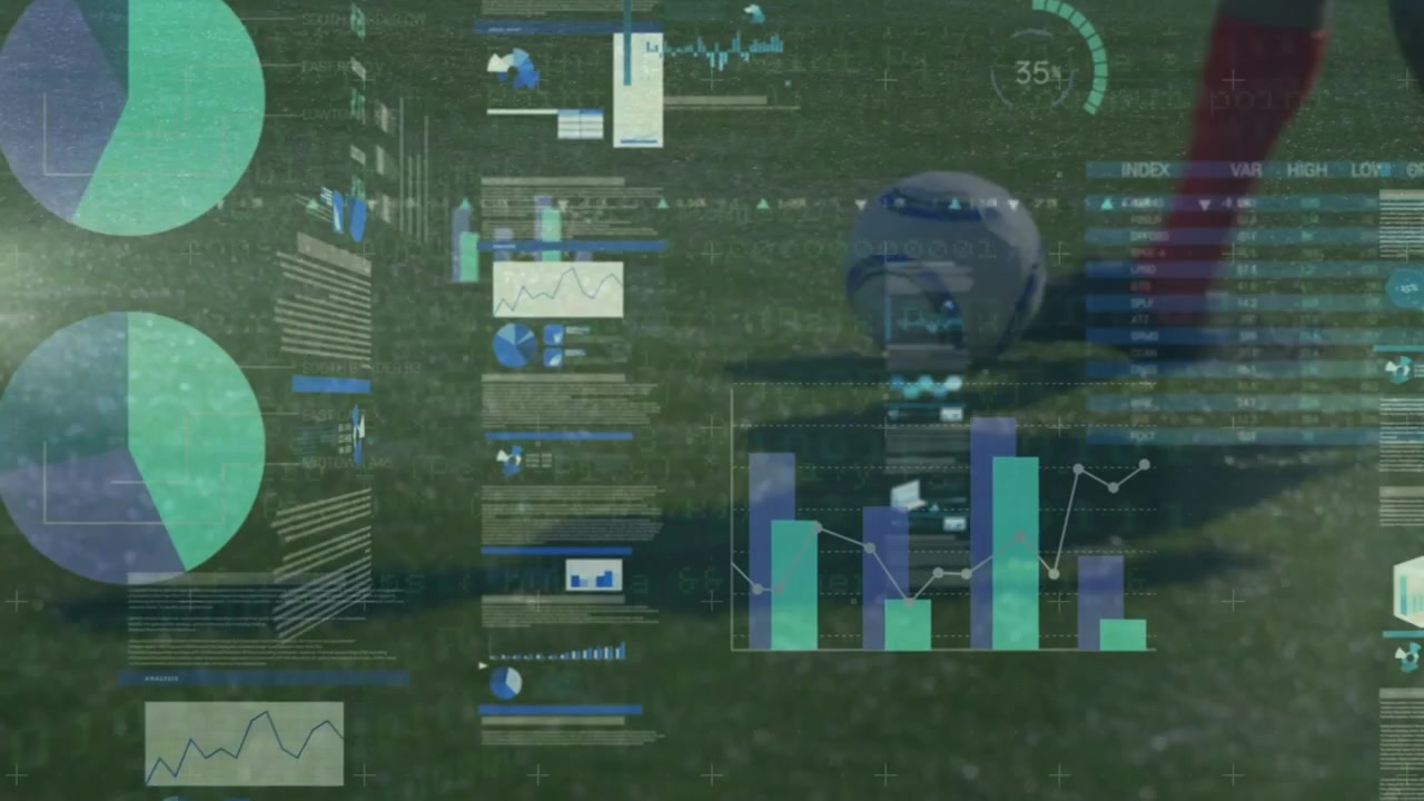 Fodboldspiller dribler med bolden med digital dataoverlejring