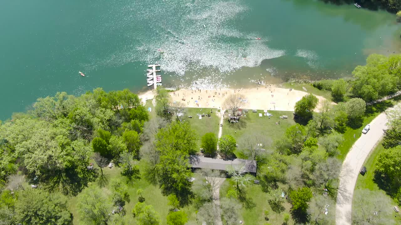 미국 위스콘신에 있는 두꺼운 단풍으로 뒤덮인 산들에 박힌 아름다운 숲 호수의 위쪽 기울기