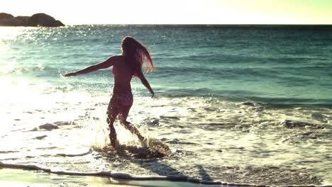 Frau-Spielt-Im-Wasser