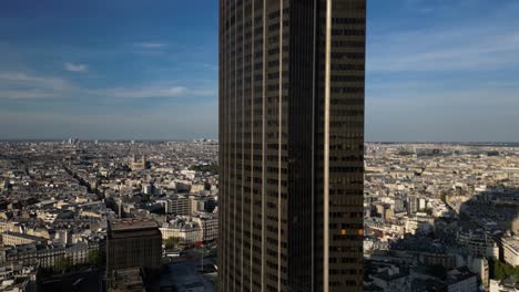 Drone-Volando-Cerca-De-La-Torre-Montparnasse,-Paisaje-Urbano-De-París,-Francia