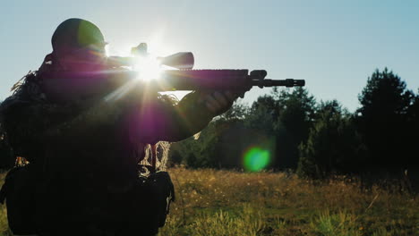 The-Player-Comes-With-Airsoft-Guns-The-Sun-Shines-Through-The-Rifle