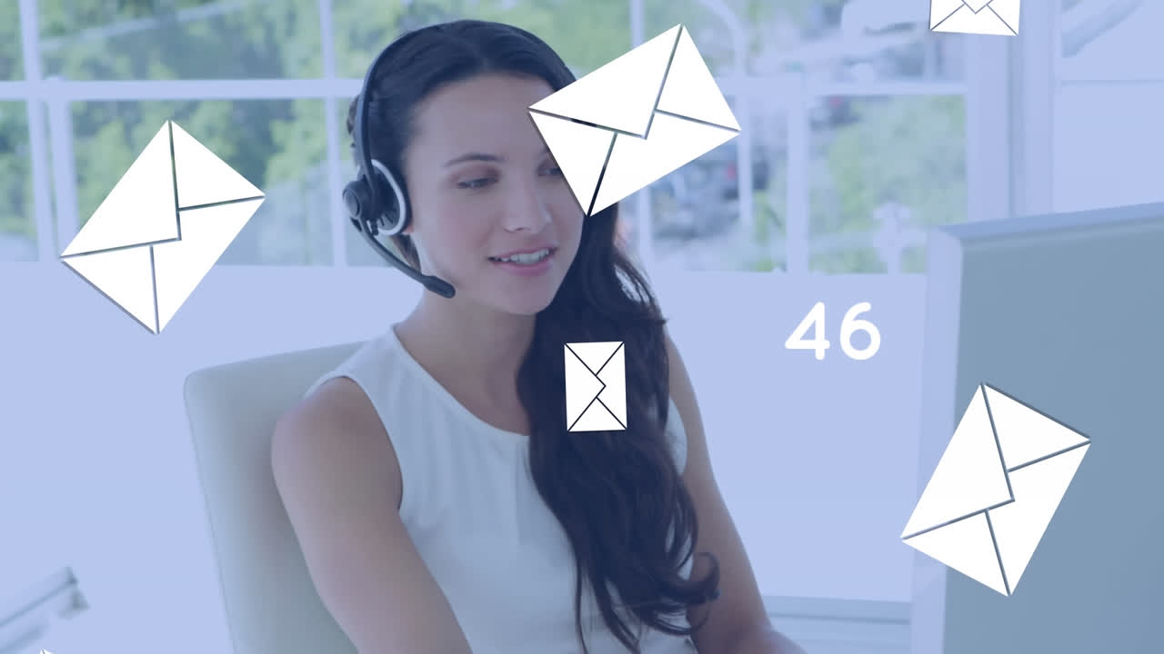 Animazione di icone email e numeri che cambiano su una donna d'affari che indossa un auricolare telefonico