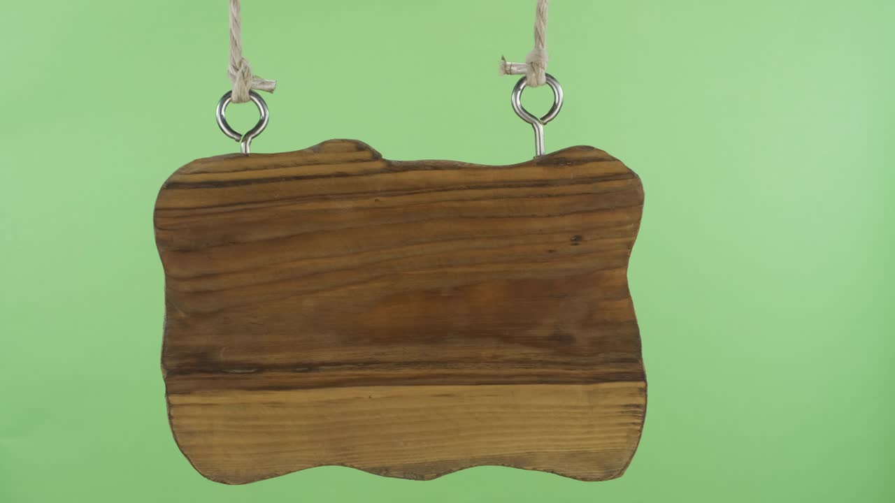 은 빈 나무 표지판이 으로 흔들린다. 녹색 화면