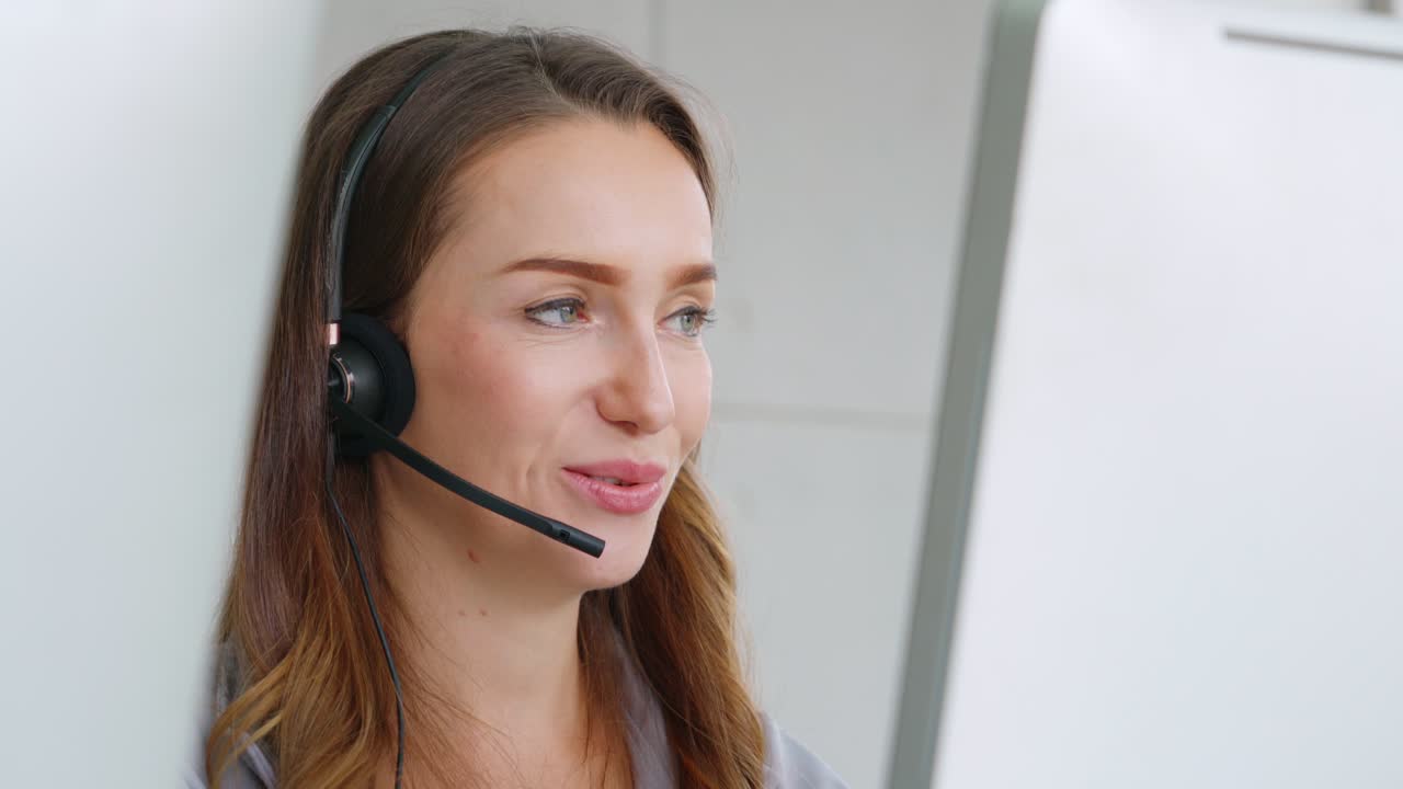 Forretningsfolk med headset som jobber på kontor
