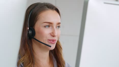 Gente-De-Negocios-Con-Auriculares-Trabajando-En-La-Oficina