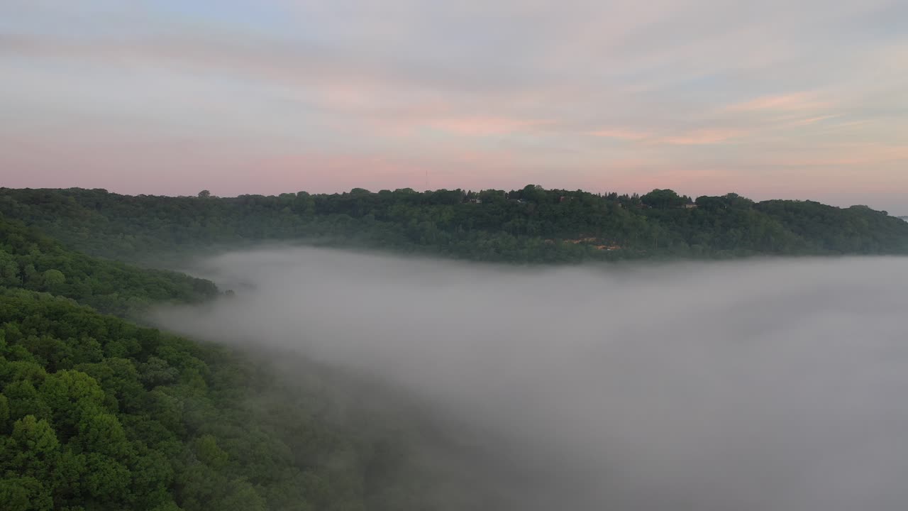 계곡 위의 안개가 가득한 아침