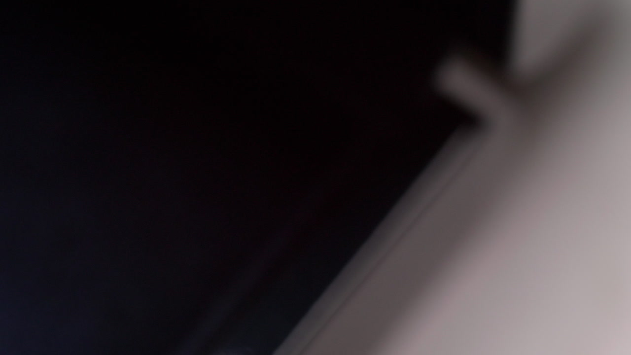 primer plano de un anillo de bodas de diamantes panorámica de la derecha a la izquierda del marco