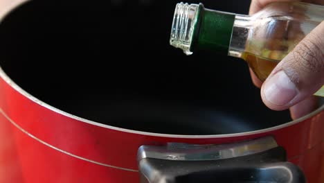 vertiendo aceite en la olla