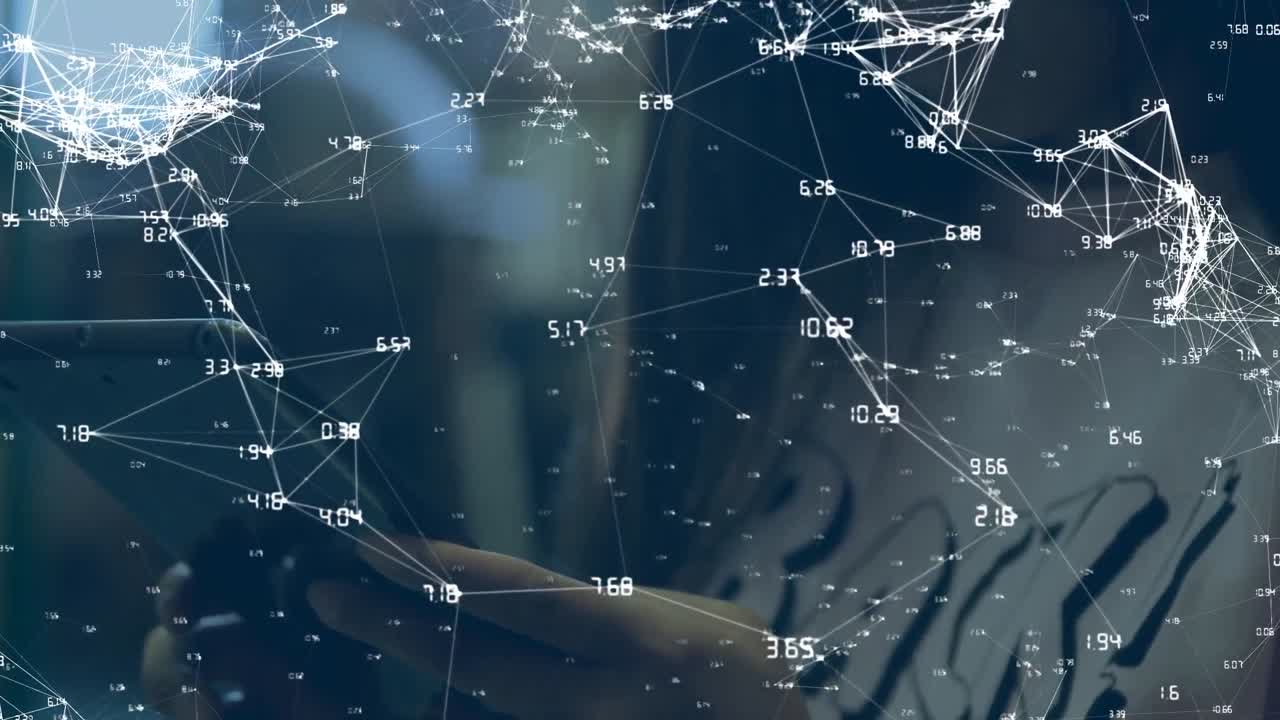 анимация сети соединений и обработки данных над женщиной с использованием смартфона