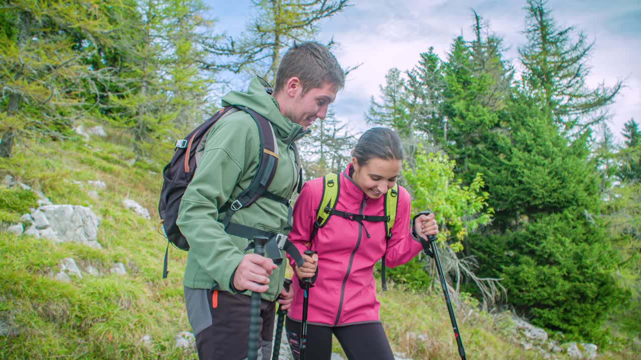 pareja de senderismo en el bosque