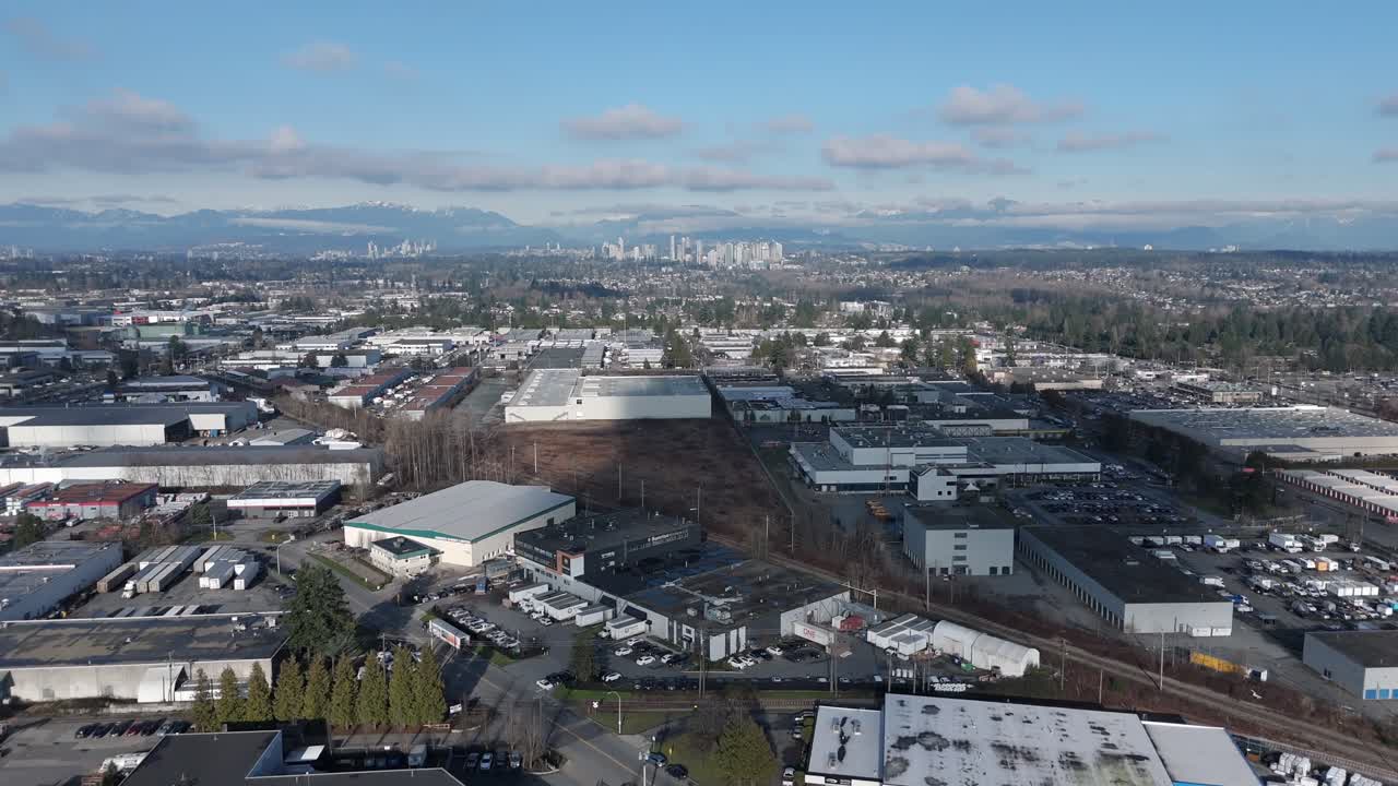 Vista aerea di edifici commerciali e industriali nel quartiere di Surrey, nella Metro Vancouver, BC, Canada.