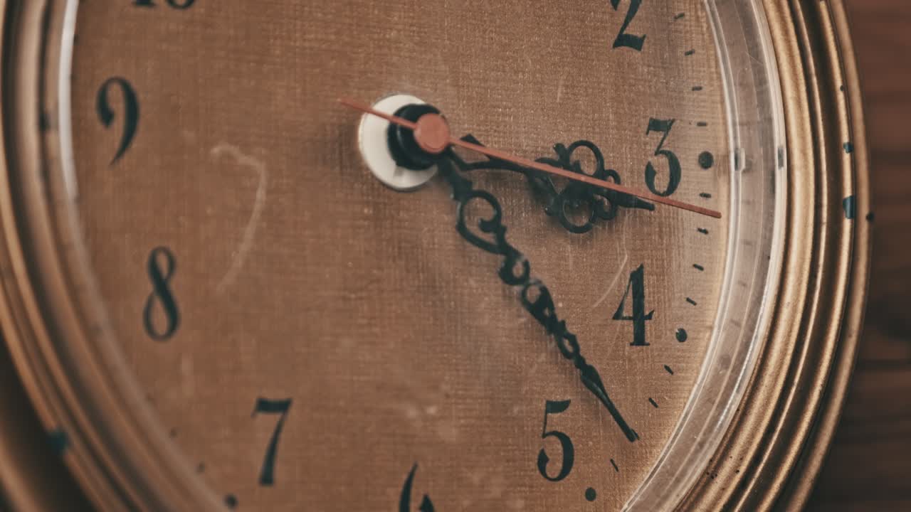 viejo reloj de pared retro con segunda manilla móvil en fondo de madera