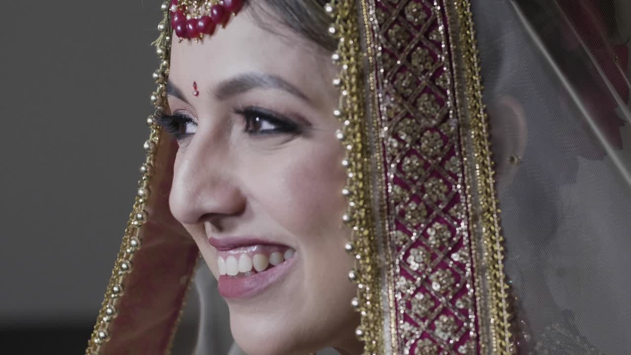 encantador retrato de una novia feliz en la boda india