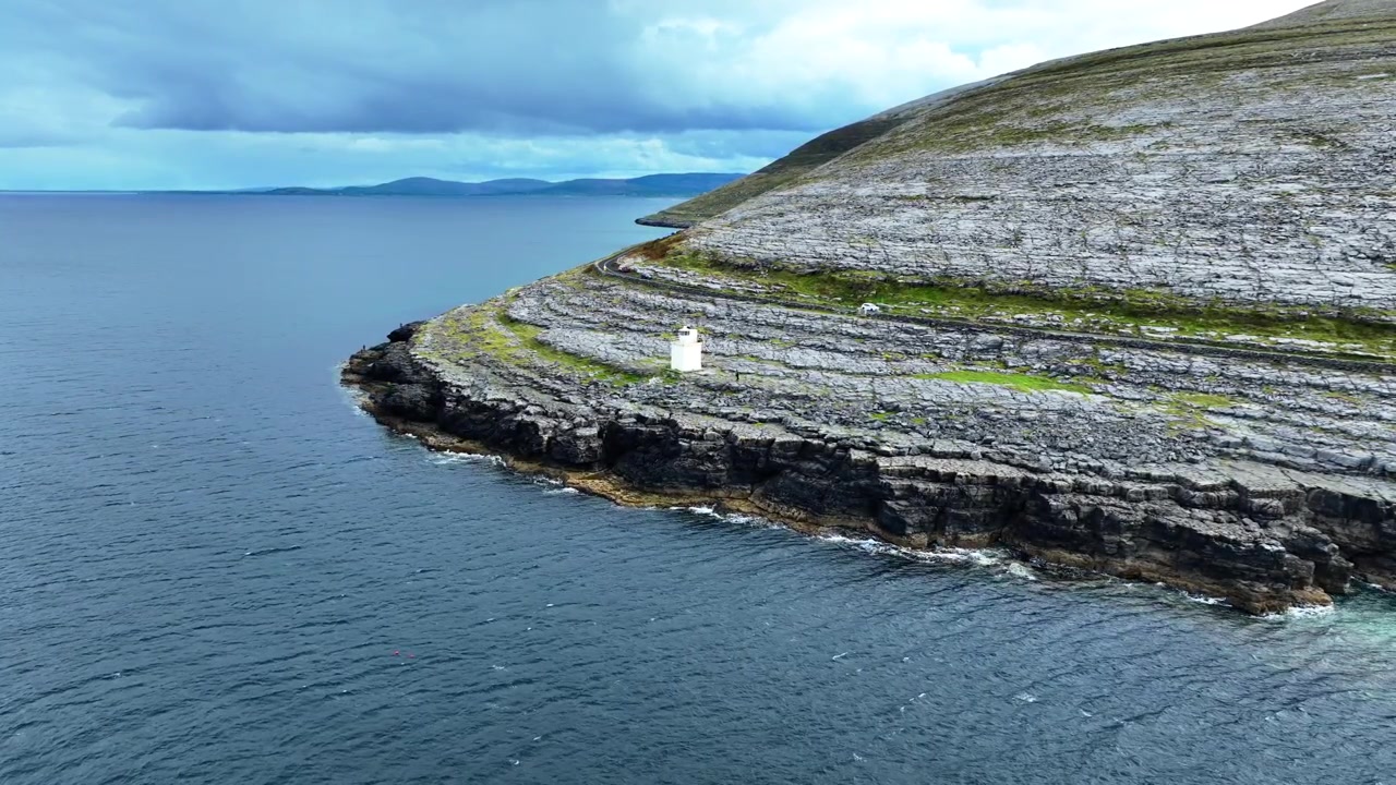 Arka planda Galway Körfezi'nin yer aldığı destansı İrlanda Black Head Deniz Feneri. Burren, Clare, Vahşi Atlantik Yolu, İrlanda.
