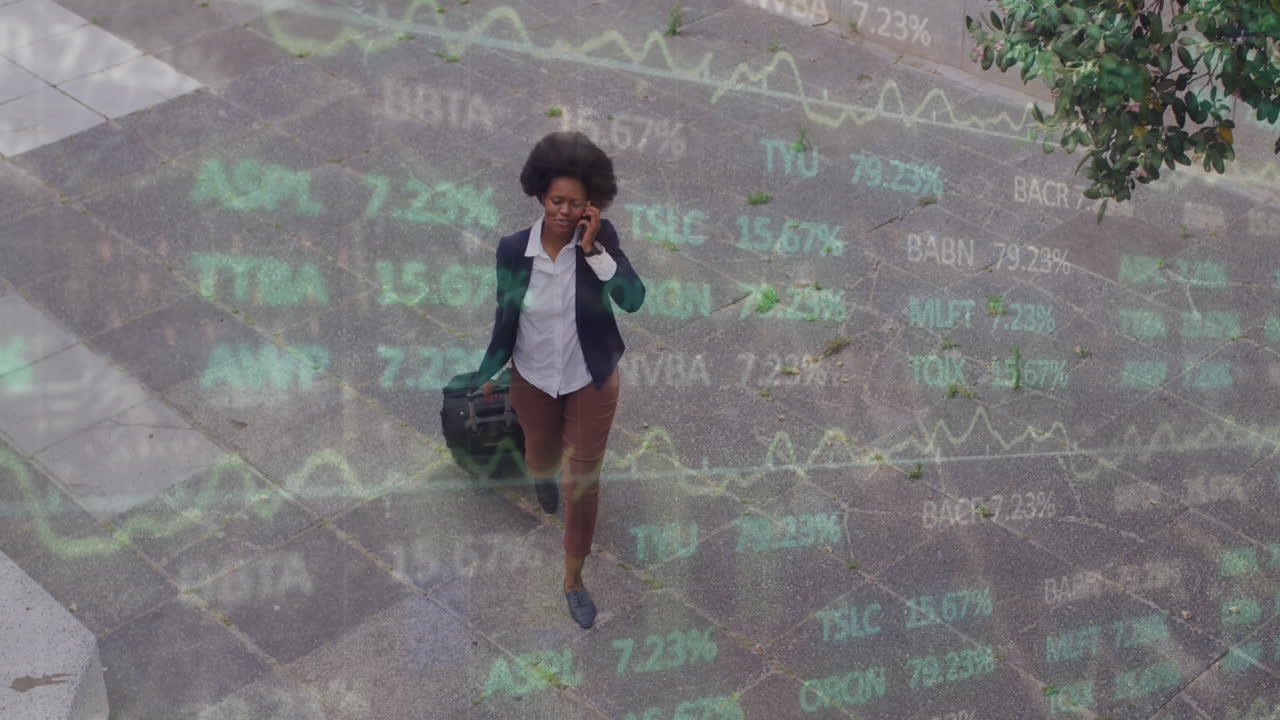 animación de la junta comercial sobre una mujer afroamericana hablando por teléfono y caminando con equipaje