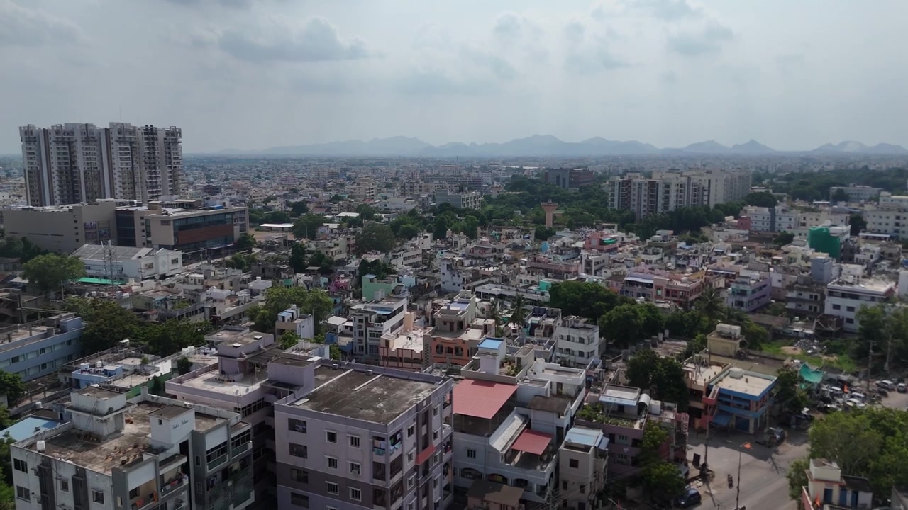 Video aereo di una zona residenziale di Vijayawada. Appartamenti e case a più piani.