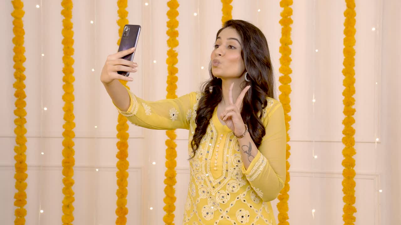 chica india haciendo clic en selfies en diwali
