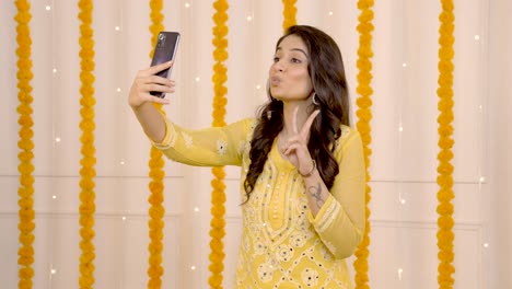 Niña-India-Haciendo-Clic-En-Selfies-En-Diwali