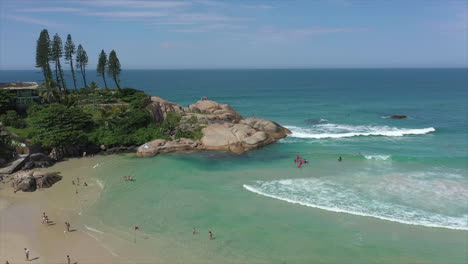 Turistas-Disfrutan-De-Tiempo-Libre-Y-Actividades-Deportivas,-Playa-Joaquina,-Florianópolis