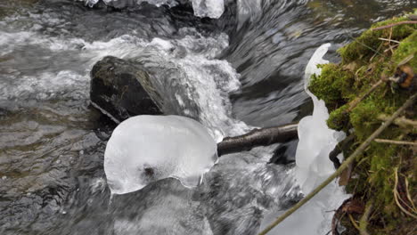 4K-SLOW-MOTION-RIVER-WITH-ICE-AND-MOSSY-GRASS,-HARZ,-GERMANY