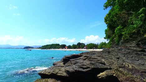 playa del paraíso de arena blanca con la isla de langkawi malasia