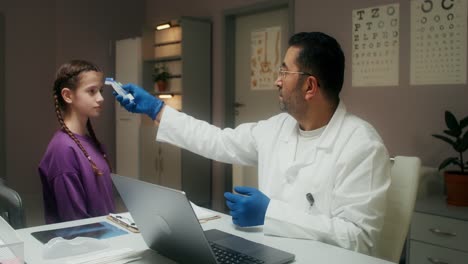 médico que examina a un niño paciente