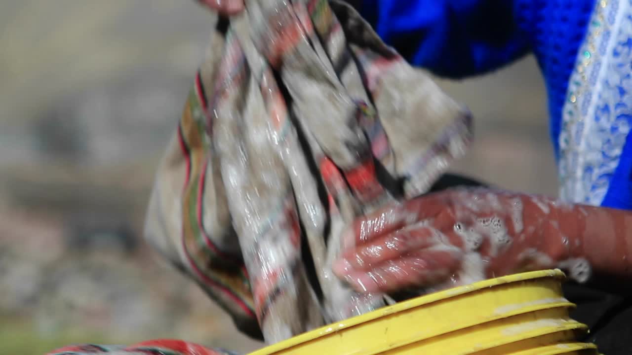 여자 세탁 옷의 클로즈업