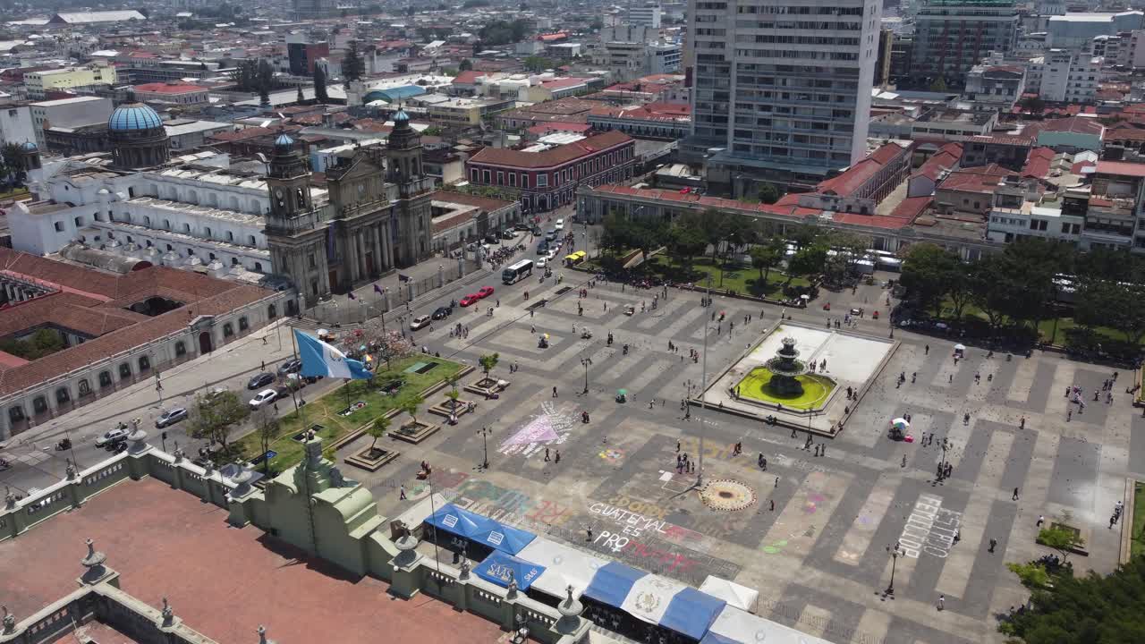 vista aérea: enorme espacio público en la plaza de la constitución, ciudad de guatemala
