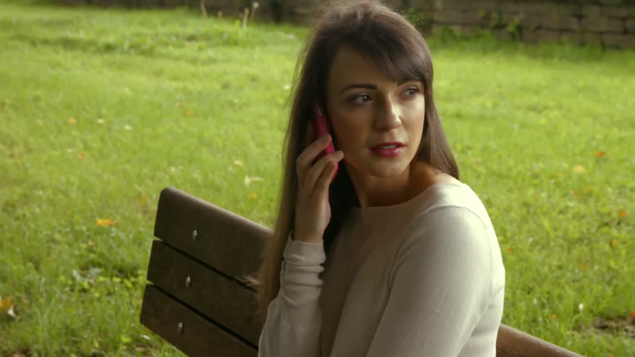 mujer bonita en una llamada telefónica