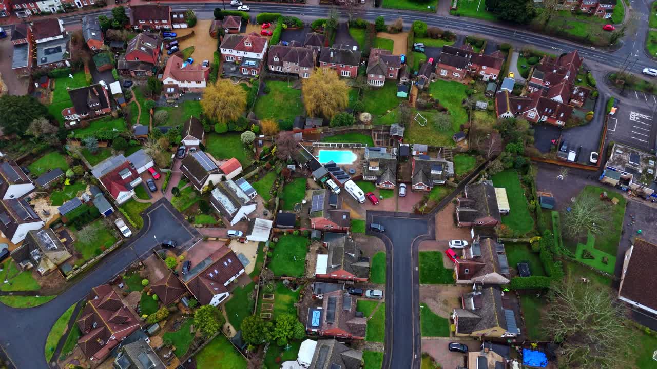 En panoramisk droneoptagelse fra luften over forstæderne til Southampton, med Botley landsbys boliger ved solnedgang på en overskyet vinterdag, med biler der passerer forbi på vejene nedenfor, forbi den lille bebyggelse i byen.