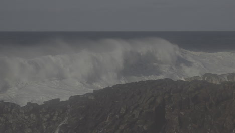 poderosas olas chocando contra la costa rocosa