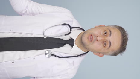 vídeo vertical del médico sorprendido.