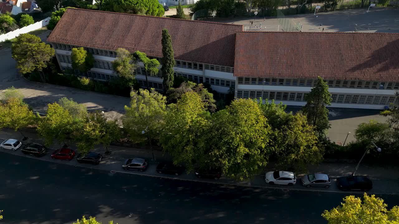 vista aérea de lisboa, portugal, con techos rojos y un río en el fondo - azulejos disparados a una carretera y aparcamiento de coches