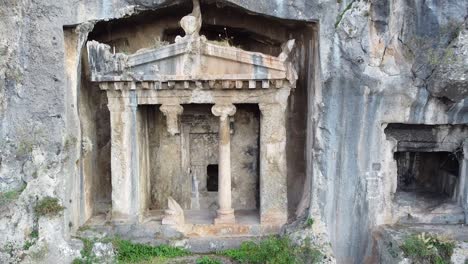 tumbas históricas del rey fethiye del siglo iv a. c., talladas en la tumba de roca