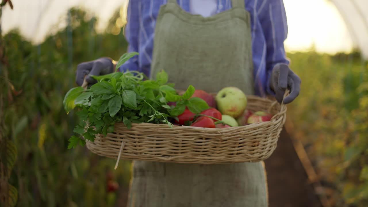 헤드폰을 착용한 행복한 갈색 여성이 집에서 춤을 추고 있습니다.