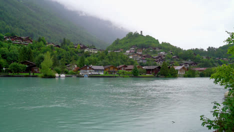 Ciudad-De-Interlaken-Con-Lago-En-Suiza