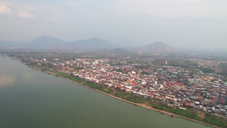 Panorama-Aéreo-Del-Distrito-De-Chiang-Khan-En-Una-Mañana-Brumosa-Con-Vistas-Al-Río-Mekong-En-Tailandia