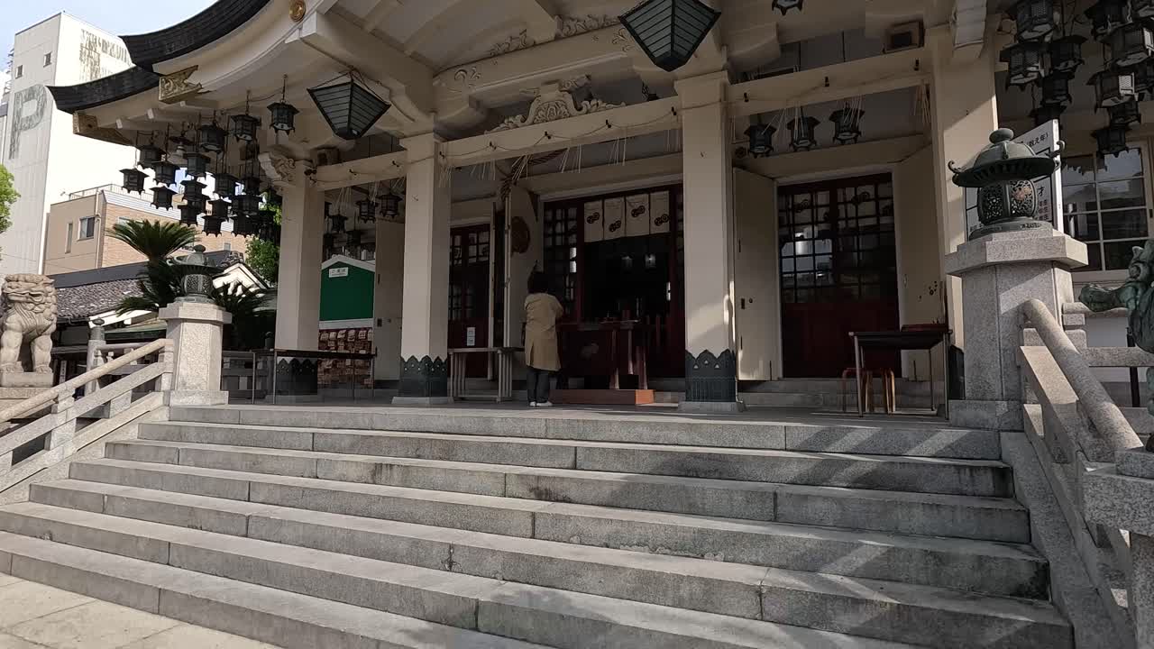 일본 오사카에 있는 마 야사카 사원에서 머리를 숙여 경의를 표하는 일본인 - 중간