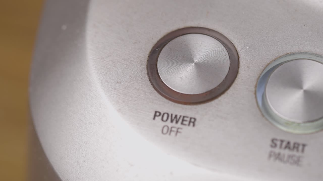 블렌더의 전원 버튼을 손가락으로 누르십시오.