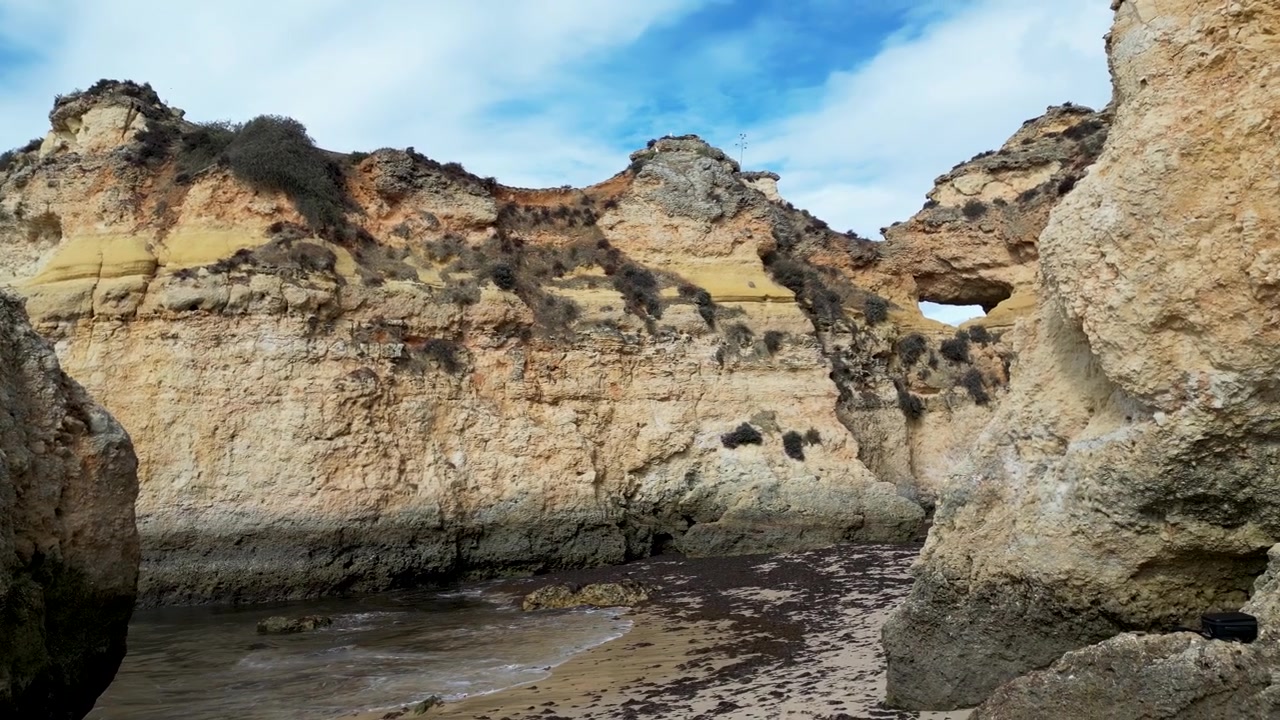 Rocce di arenaria sulla costa portoghese. Dintorni del villaggio di Alvor