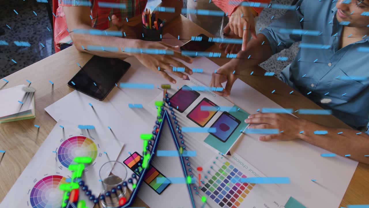 Designers trabalhando, tocando tablet e ativando pinos AR enquanto move mockups de telefone para revisão