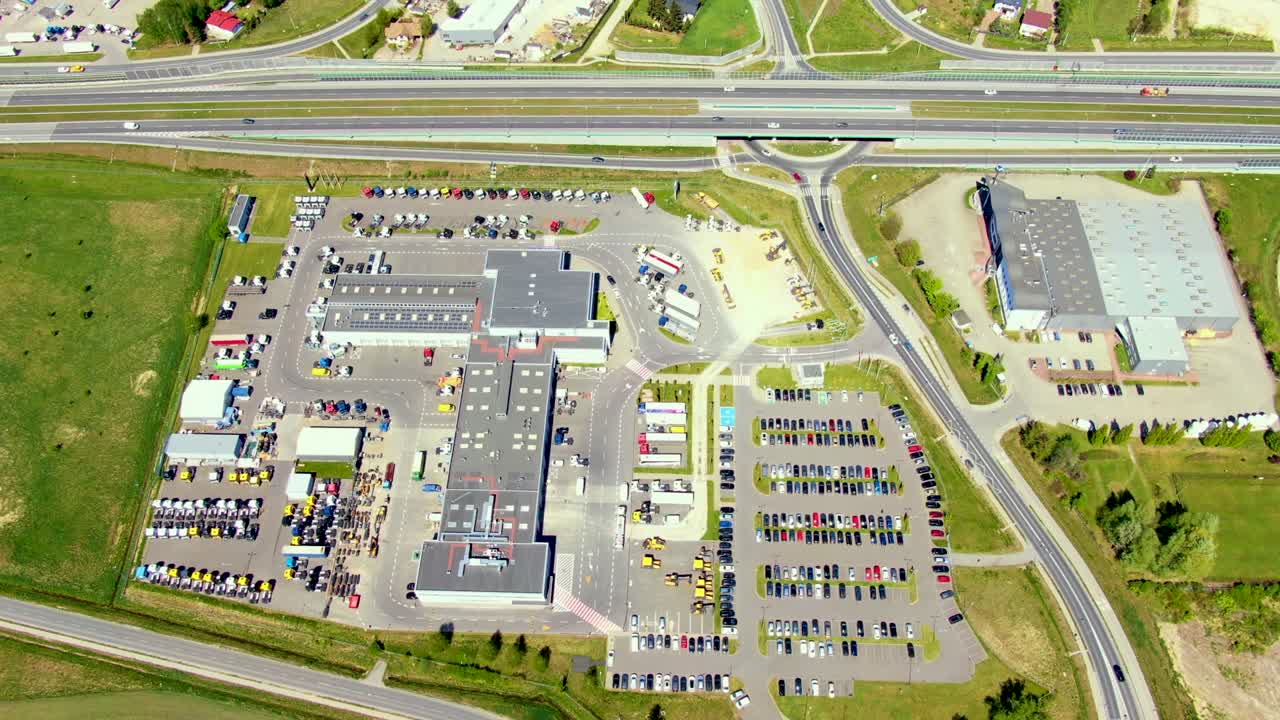vista aérea de almacenes de almacén o fábrica industrial o centro logístico desde arriba. vista superior de edificios industriales y camiones