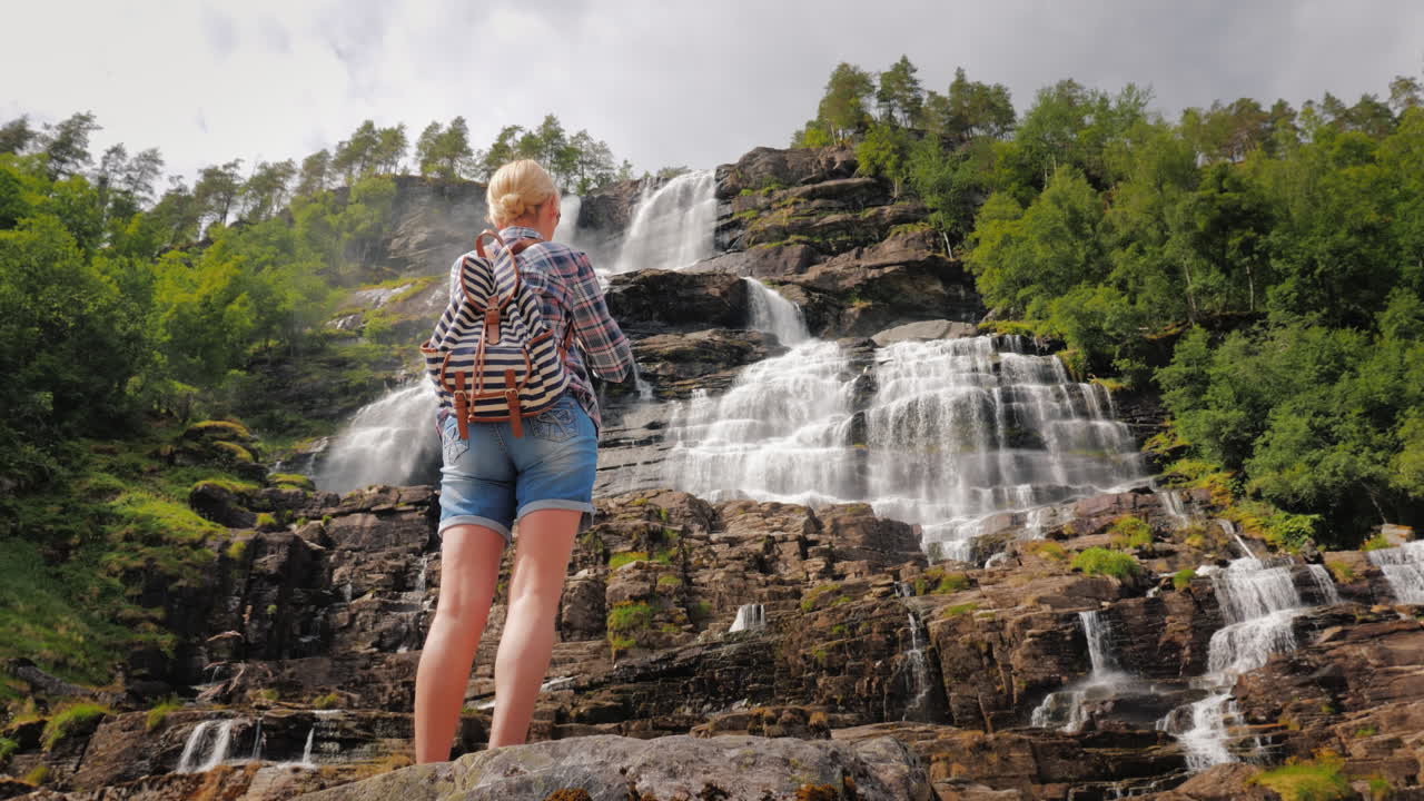 el turista fotografía la cascada más alta de noruega según la leyenda el agua de este agua