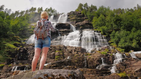 Der-Tourist-Fotografiert-Der-Legende-Nach-Den-Höchsten-Wasserfall-Norwegens-Das-Wasser-Aus-Diesem-Wasser