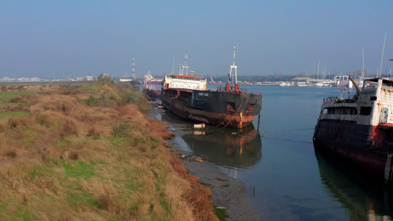 이탈리아 라베나 항구 의 해변 을 따라 녹슬고 있는 선박 붕괴물 위 로 올라가는 공중 전진